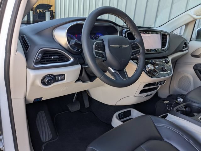 Used 2023 Chrysler Pacifica Touring-L FWD video 2