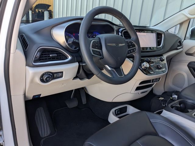 Used 2023 Chrysler Pacifica Touring-L FWD image 2