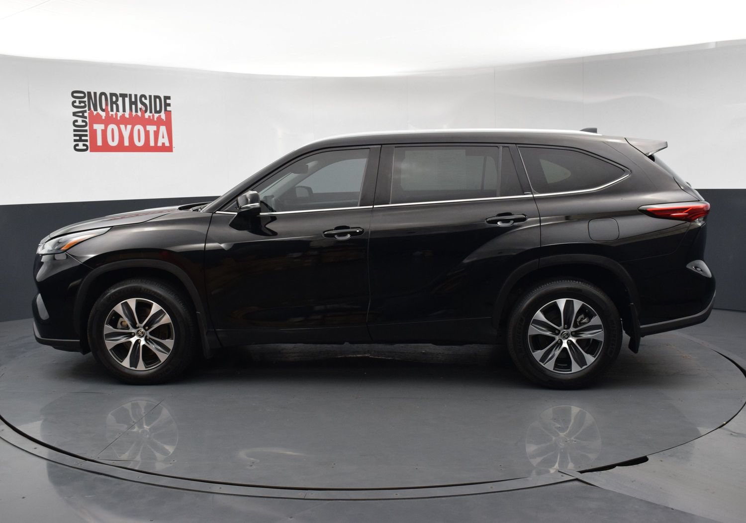 Used 2022 Toyota Highlander XLE AWD/4WD image 2