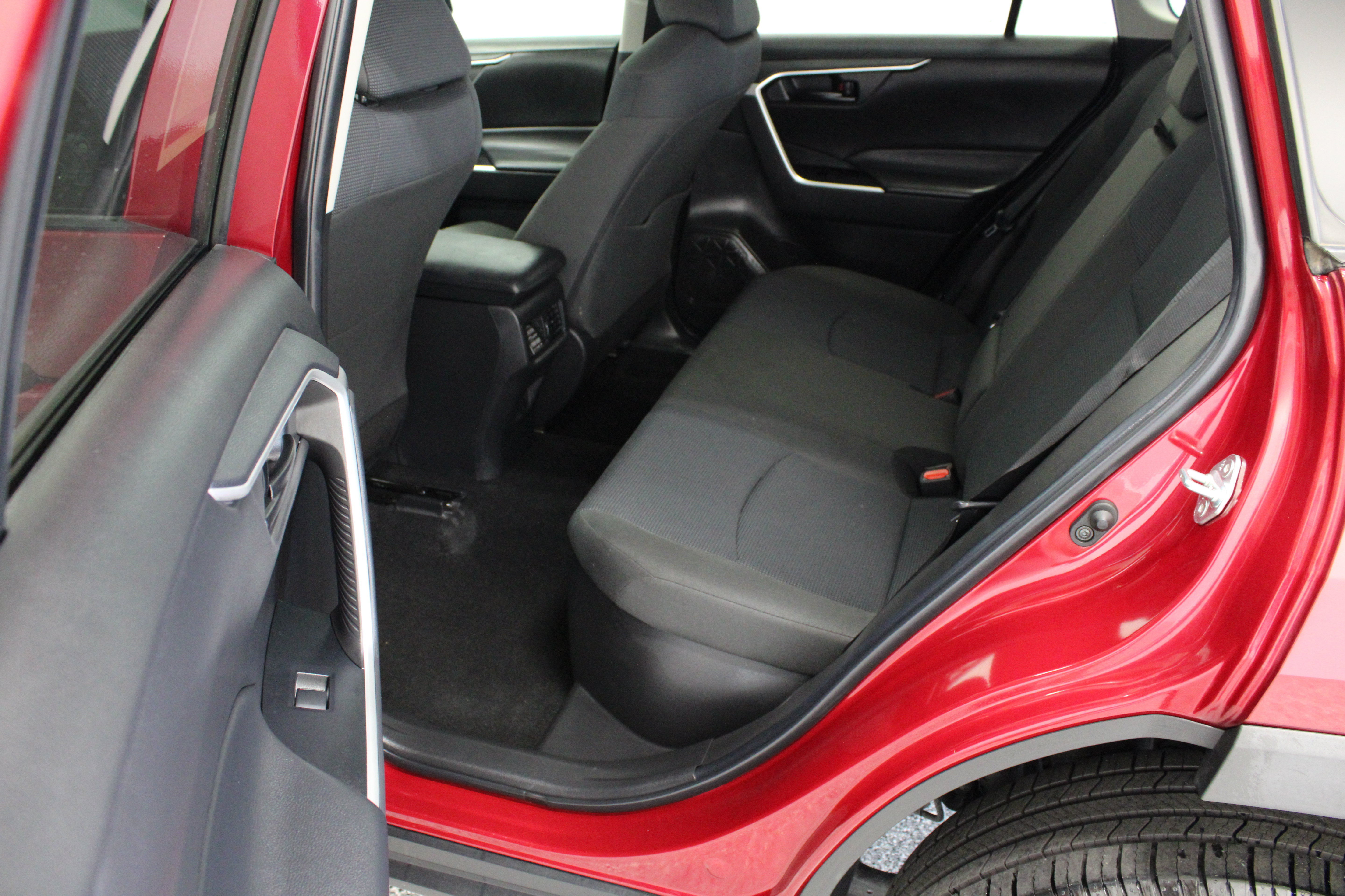 Used 2022 Toyota RAV4 LE AWD/4WD image 24