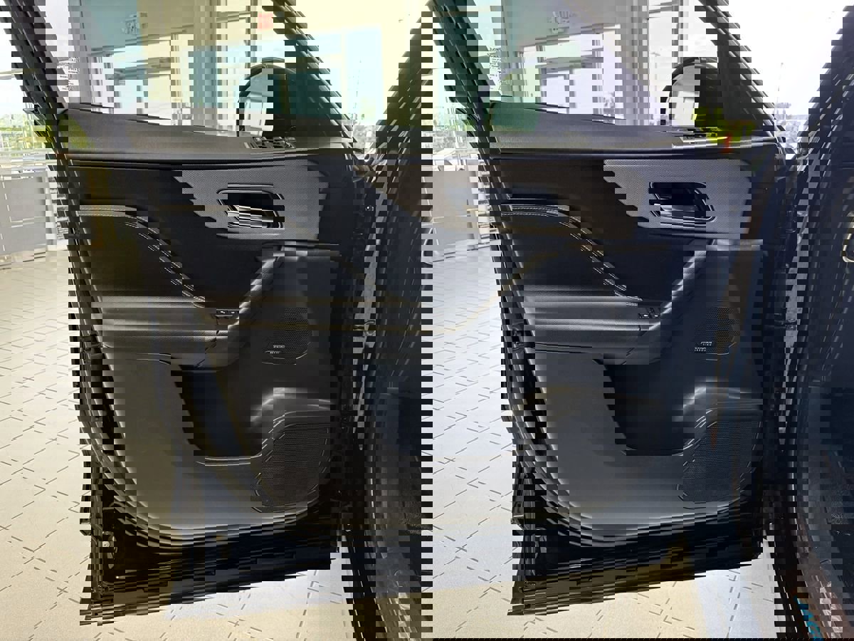 Used 2019 Jaguar F-PACE S image 9