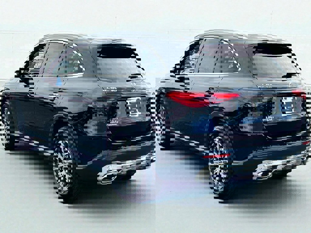 Used 2024 Mercedes-Benz GLC 300 4MATIC image 3