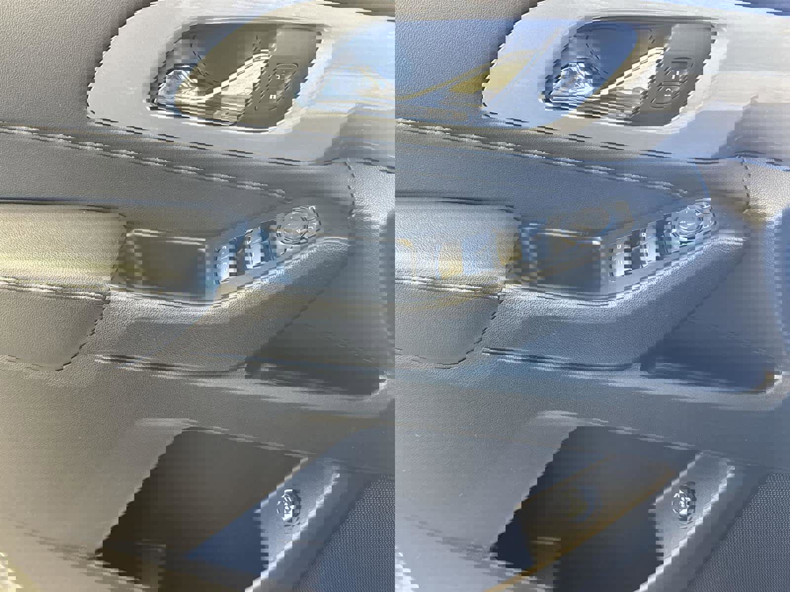 Used 2023 Chevrolet Traverse LT w/ Midnight/Sport Edition image 23