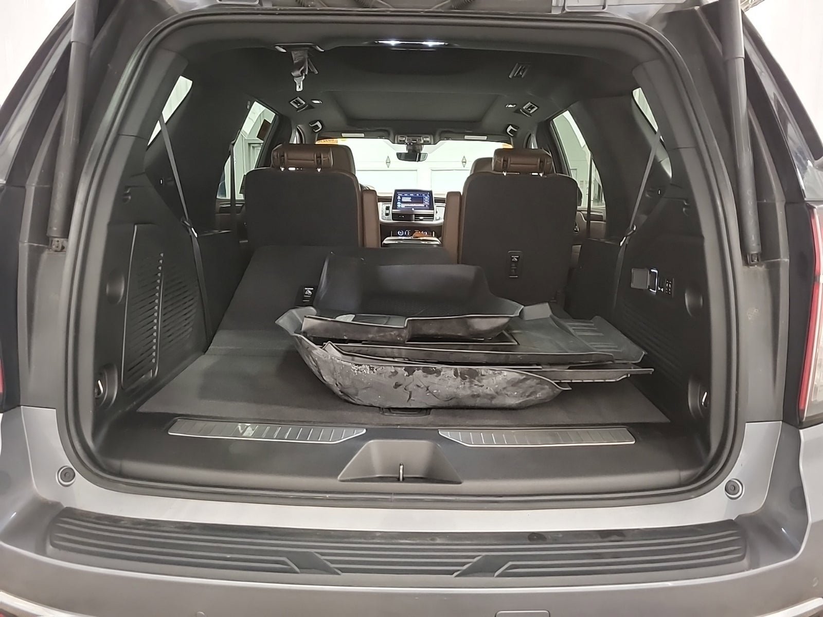 Used 2021 Chevrolet Tahoe High Country w/ Premium Package AWD/4WD image 16