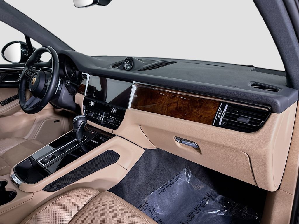 Certified 2023 Porsche Macan AWD/4WD image 32