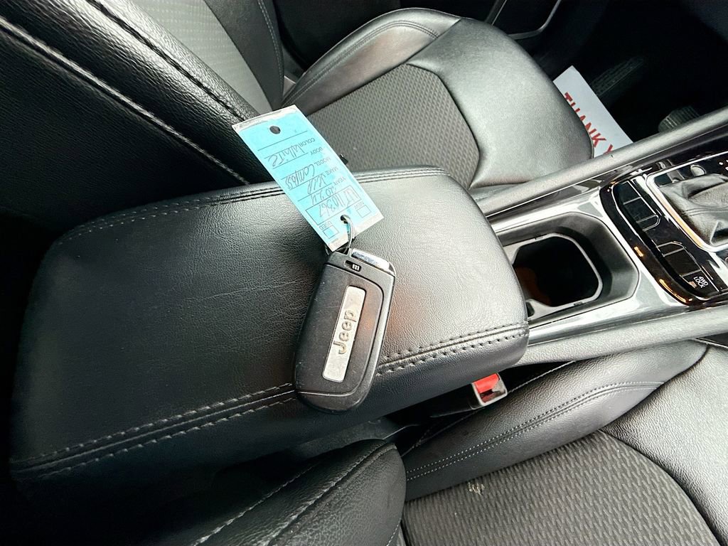 Used 2024 Jeep Compass Latitude image 32