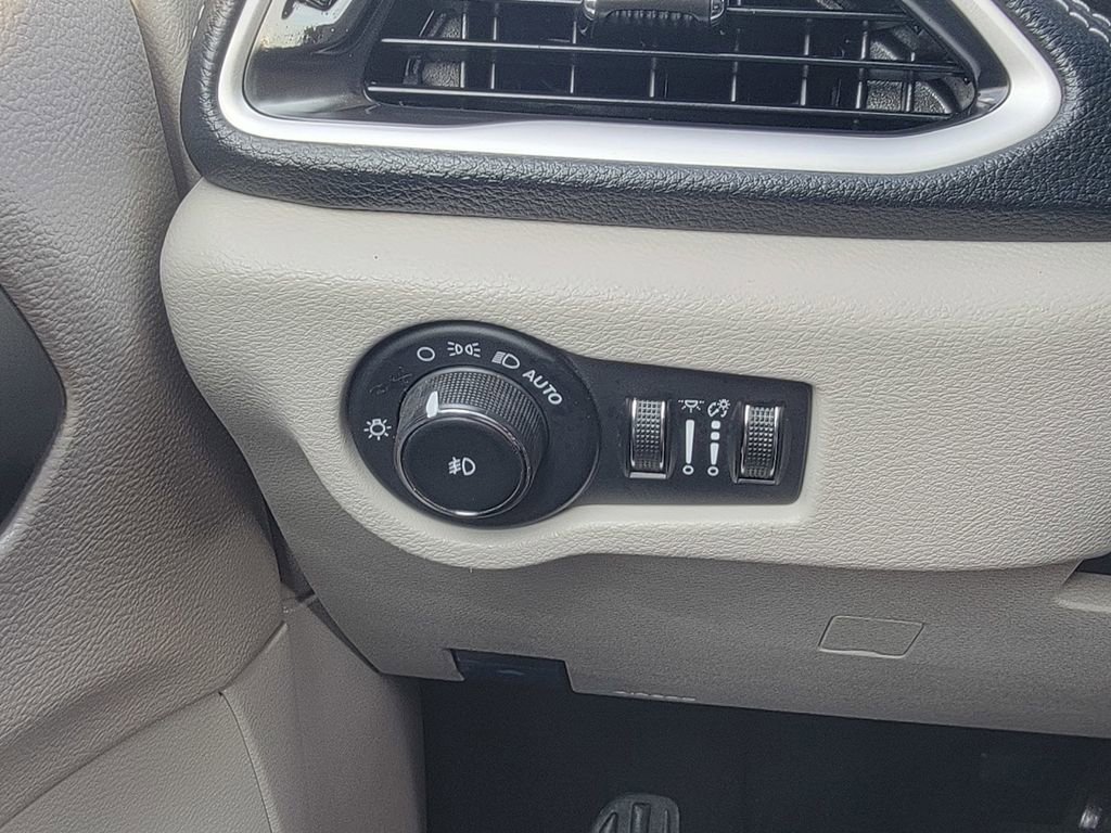 Certified 2023 Chrysler Pacifica Touring-L image 32