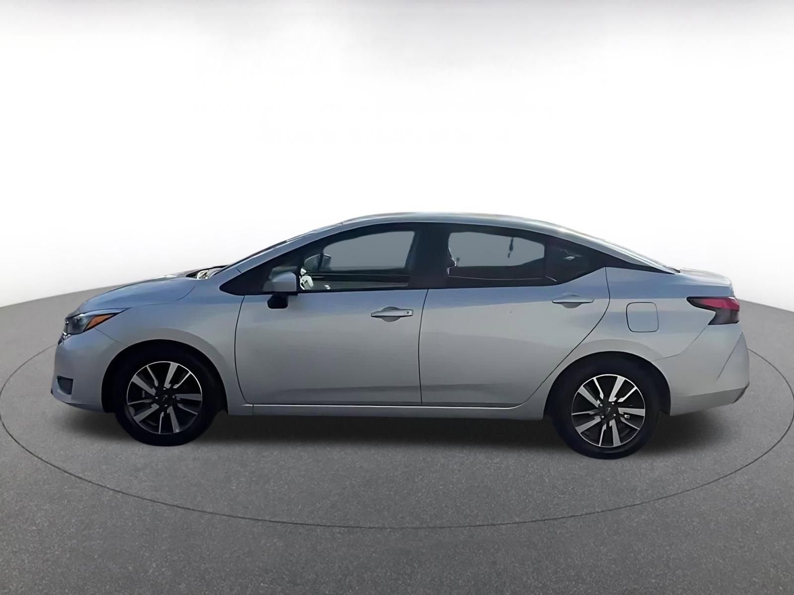 Used 2025 Nissan Versa SV image 9