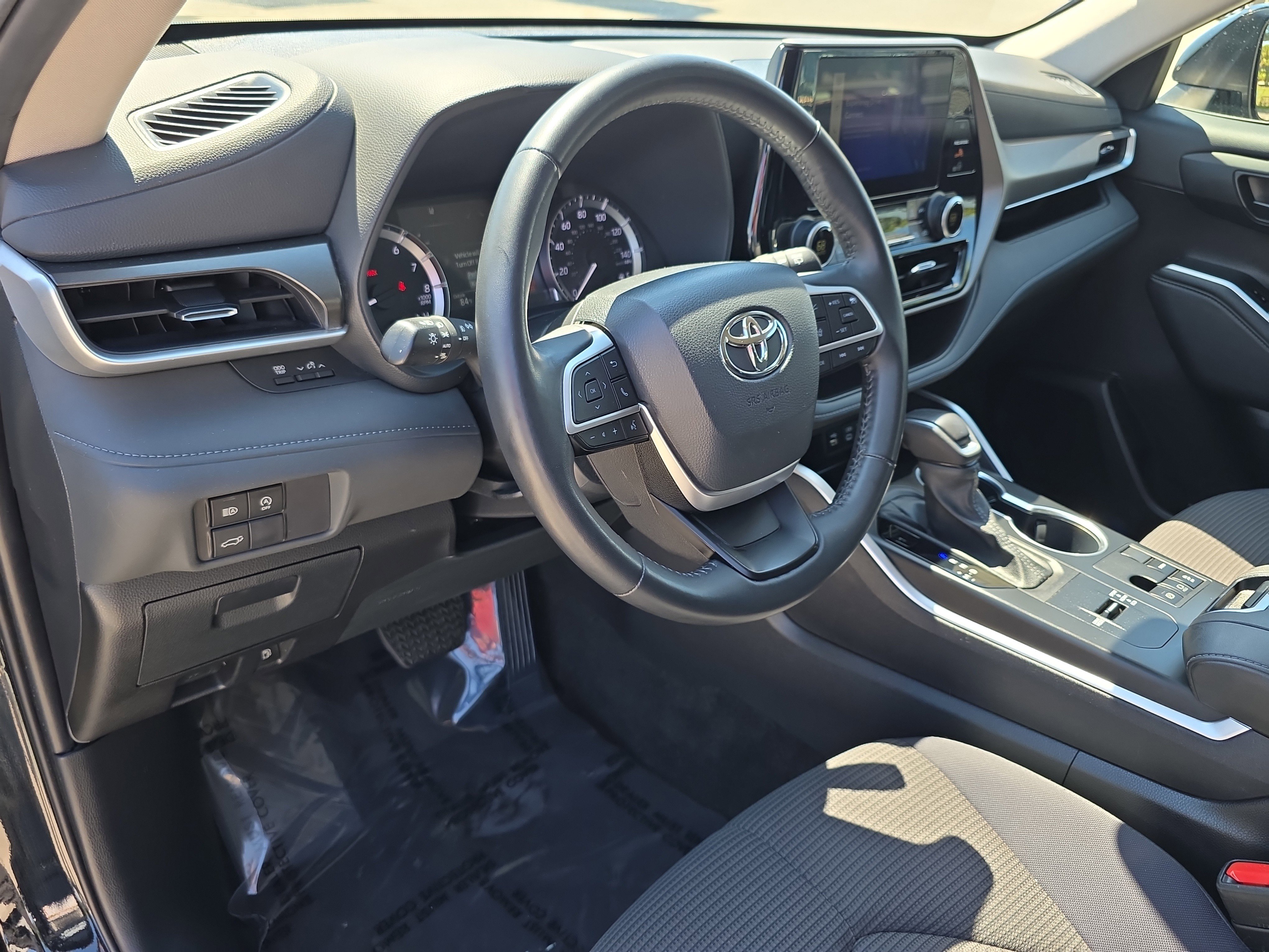 Used 2024 Toyota Highlander LE FWD image 24