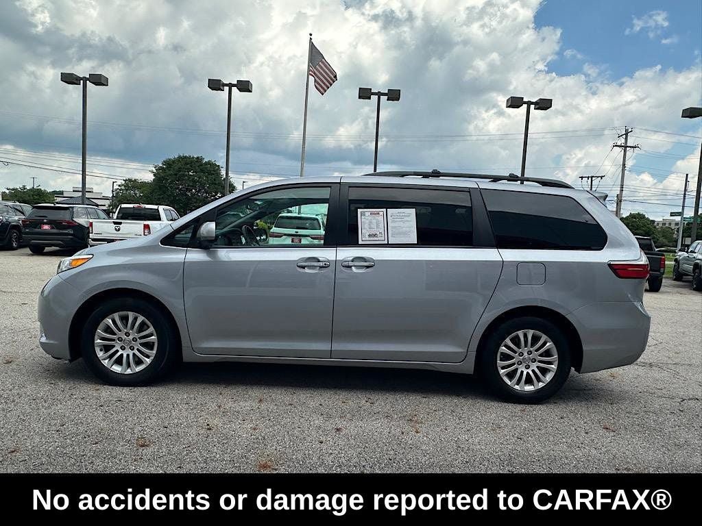 Used 2017 Toyota Sienna XLE Premium FWD image 2