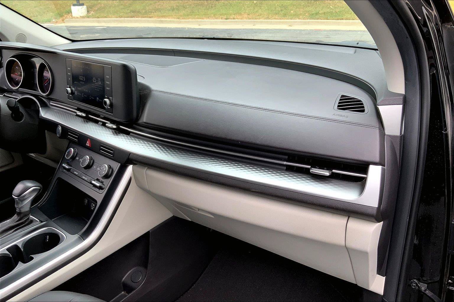 Used 2024 Kia Carnival LX FWD image 11