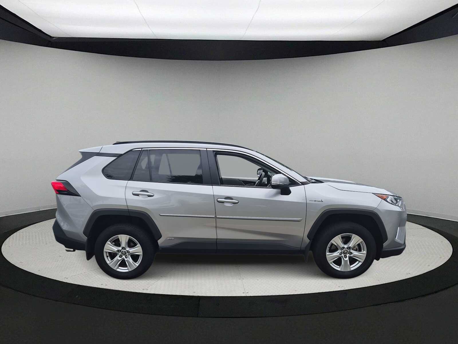 Used 2021 Toyota RAV4 XLE w/ Convenience Package AWD/4WD image 9