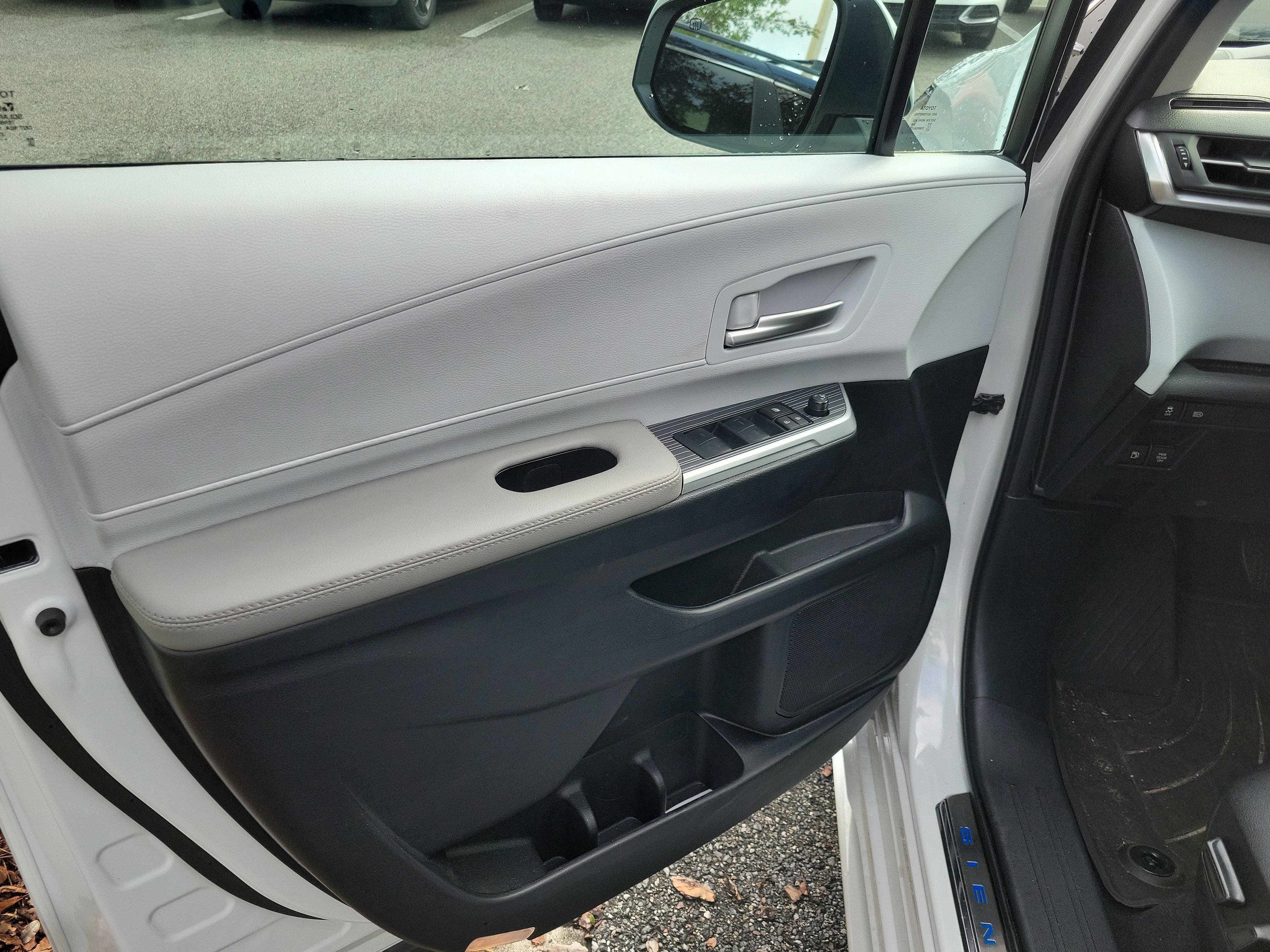 Certified 2026 Toyota Sienna XLE FWD image 26