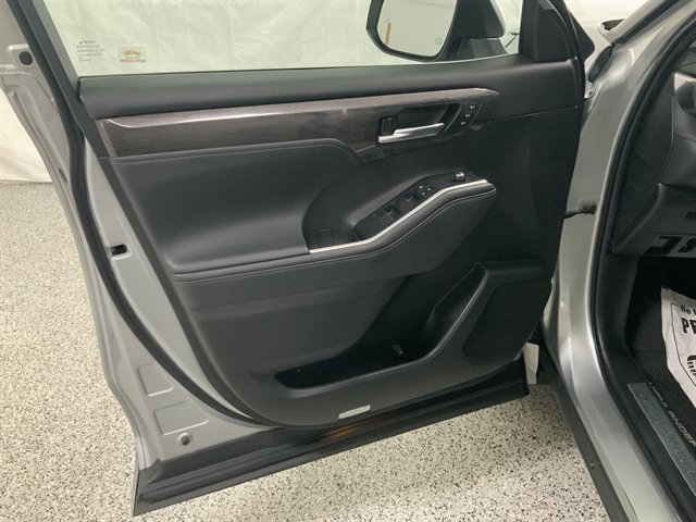 Used 2020 Toyota Highlander Limited AWD/4WD image 16