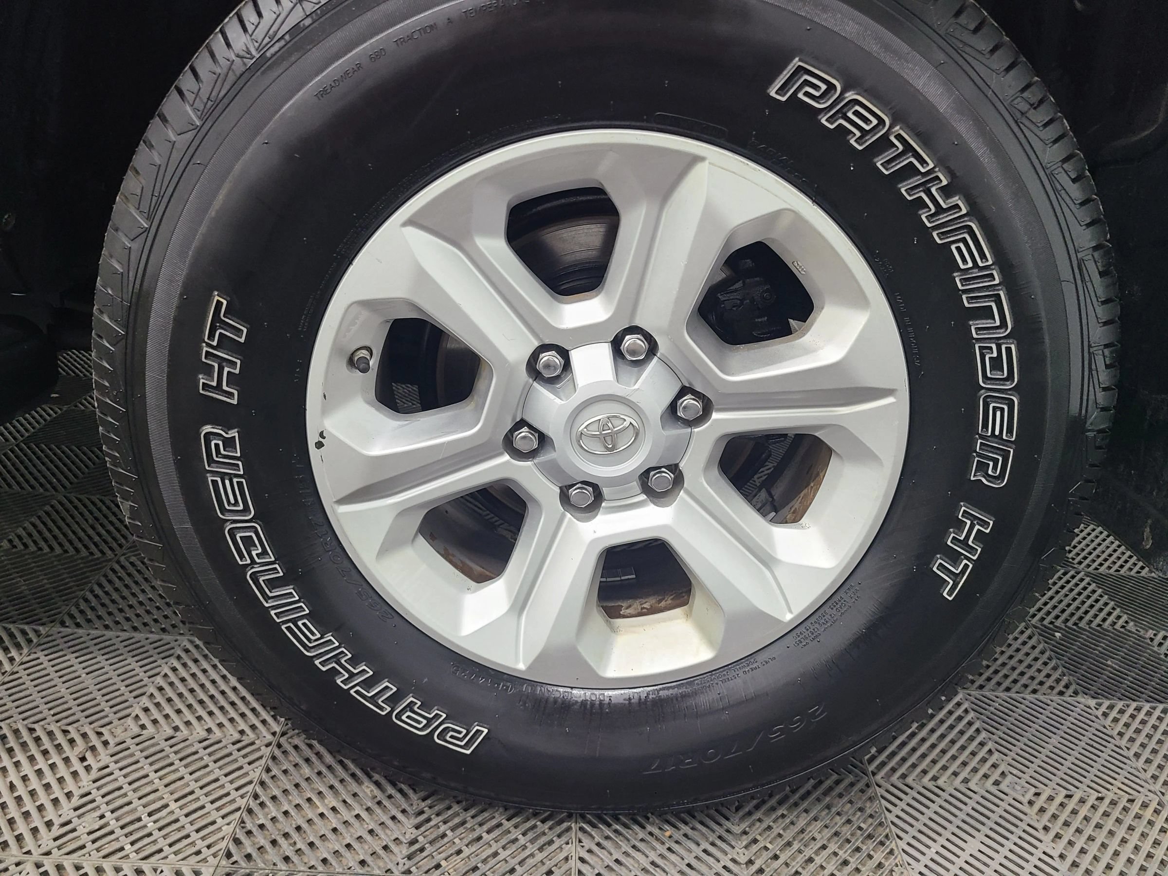 Used 2017 Toyota 4Runner SR5 AWD/4WD image 17