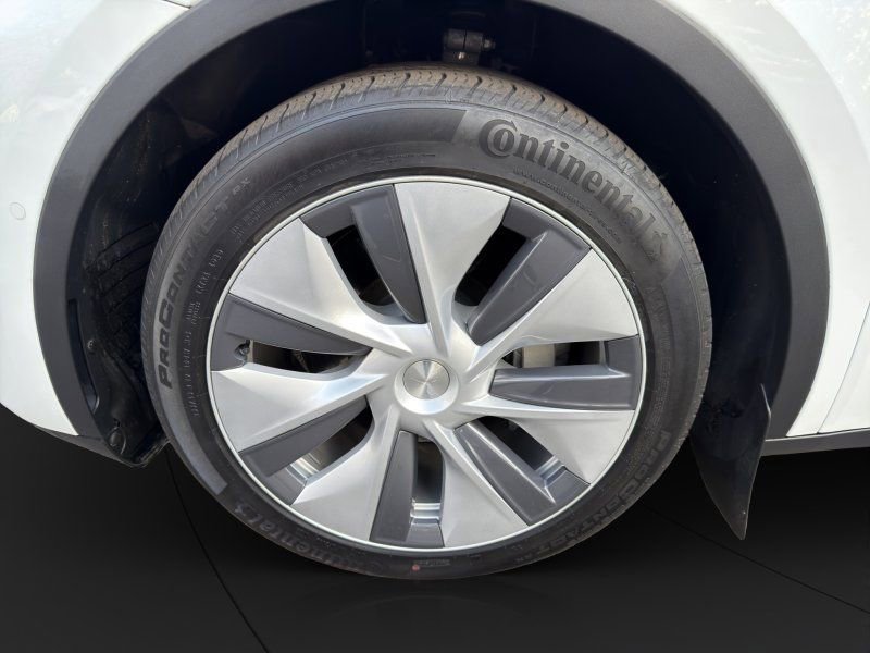 Used 2022 Tesla Model Y Long Range image 21