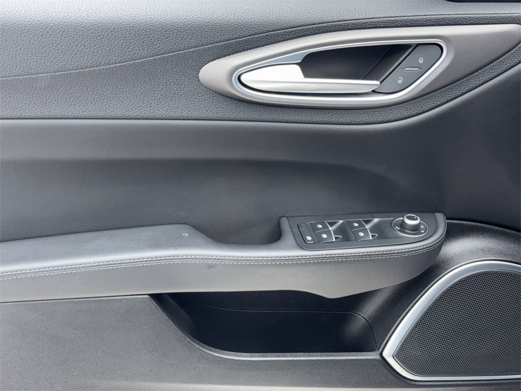 Used 2022 Alfa Romeo Giulia Veloce image 40