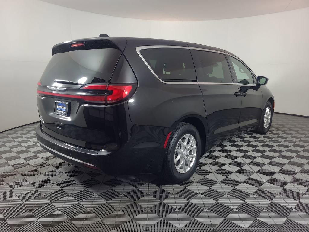 Used 2025 Chrysler Pacifica Select FWD image 3