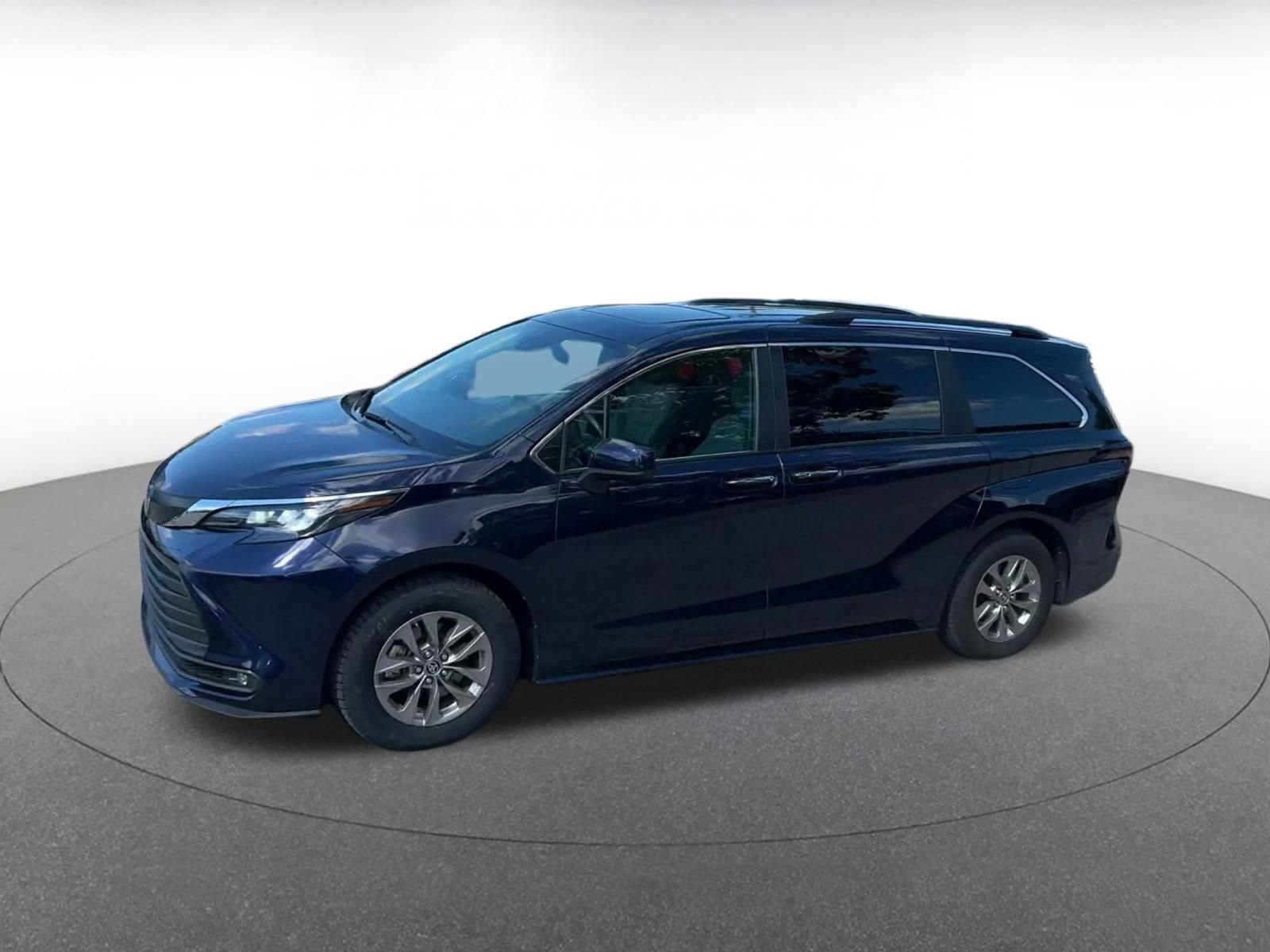 Used 2025 Toyota Sienna XLE FWD image 7