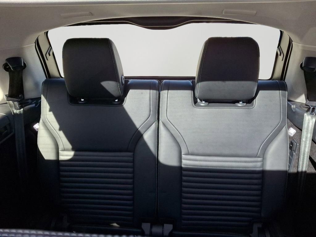 Used 2024 Land Rover Discovery S image 11