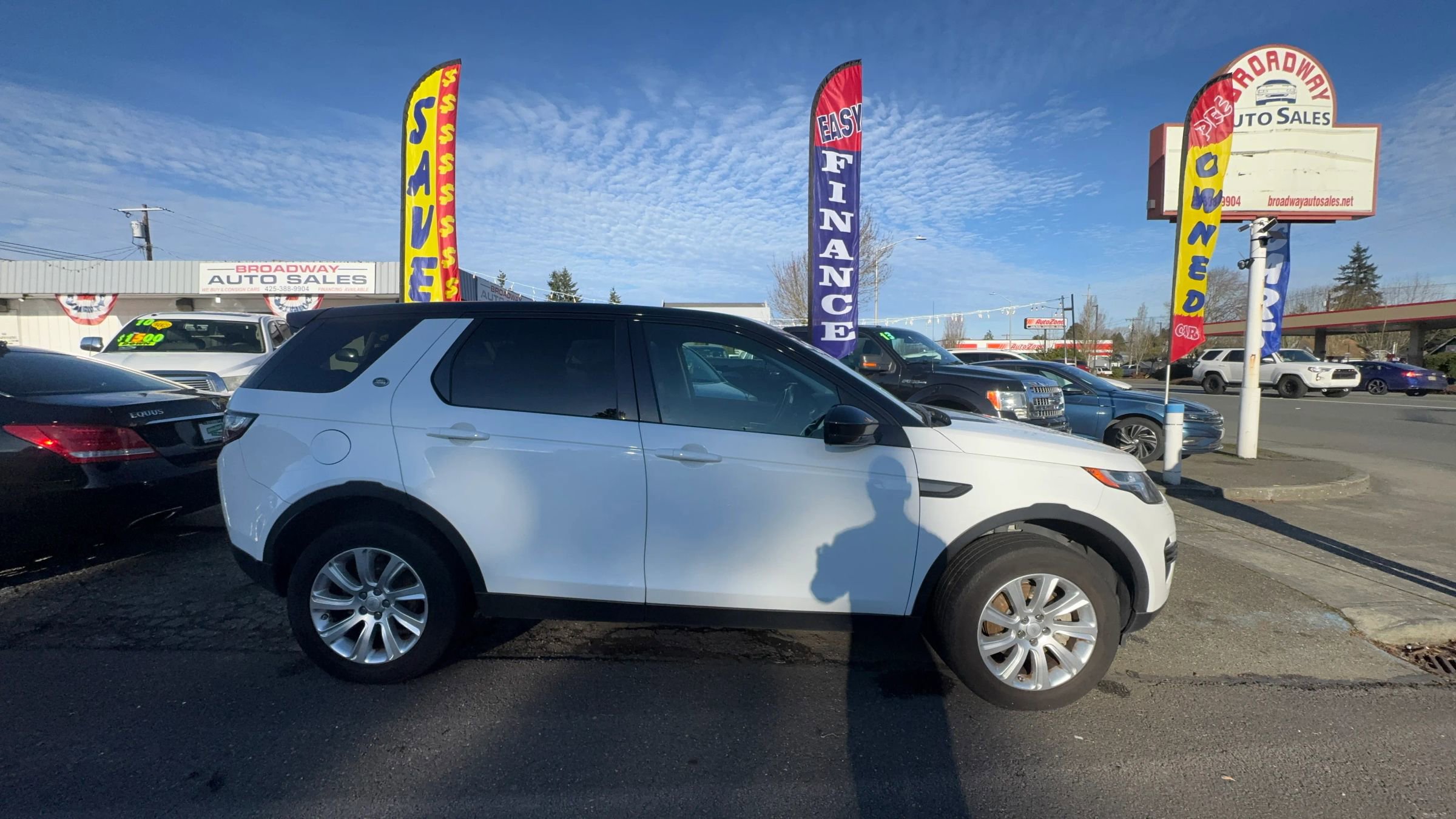 Used 2015 Land Rover Discovery Sport SE image 4