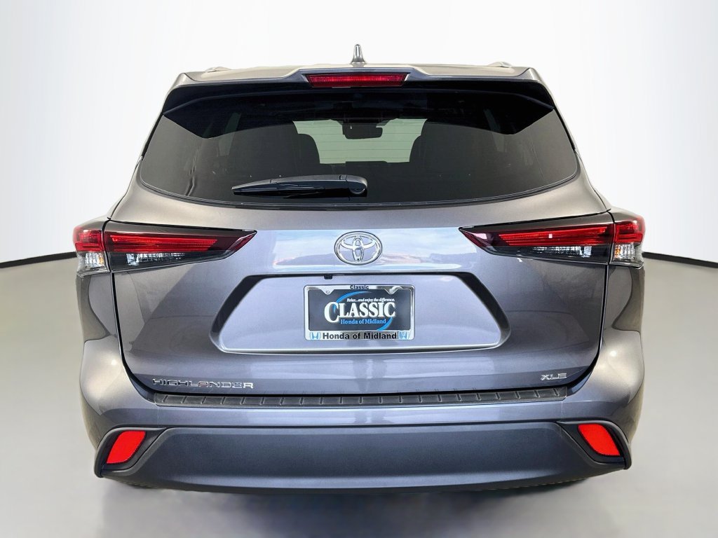 Used 2024 Toyota Highlander XLE FWD image 6
