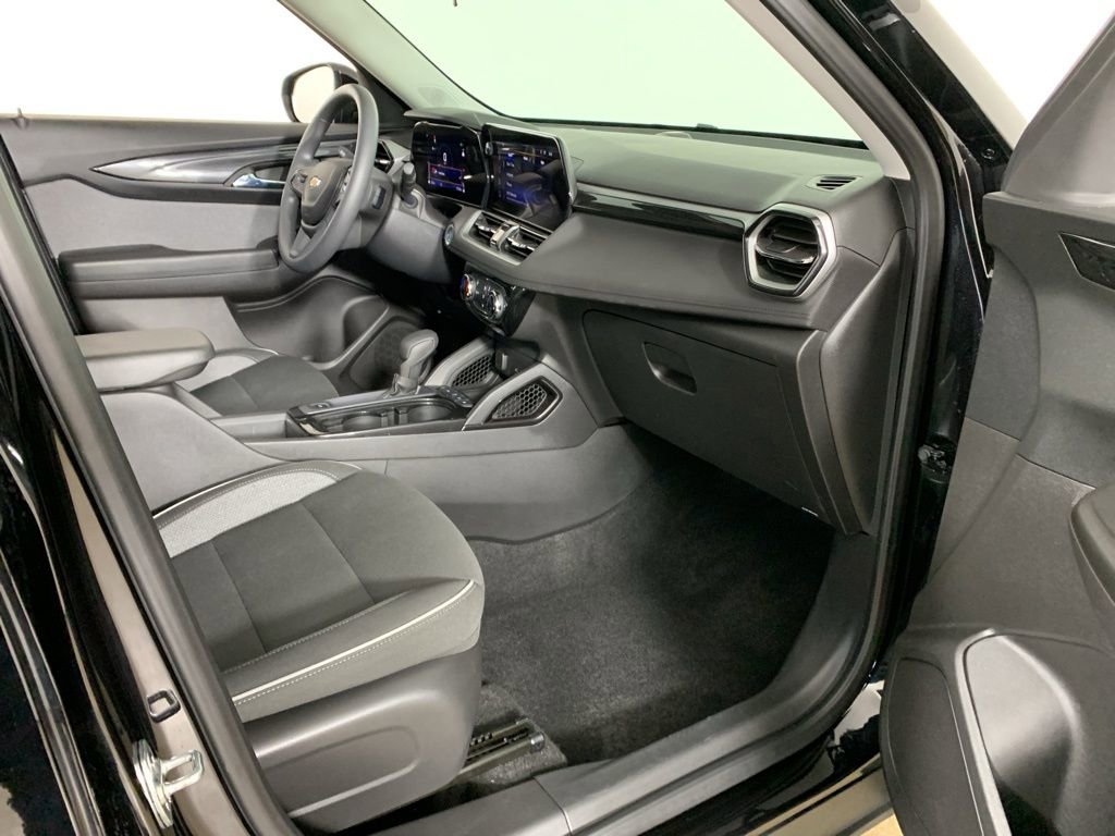 Used 2025 Chevrolet TrailBlazer LT image 35