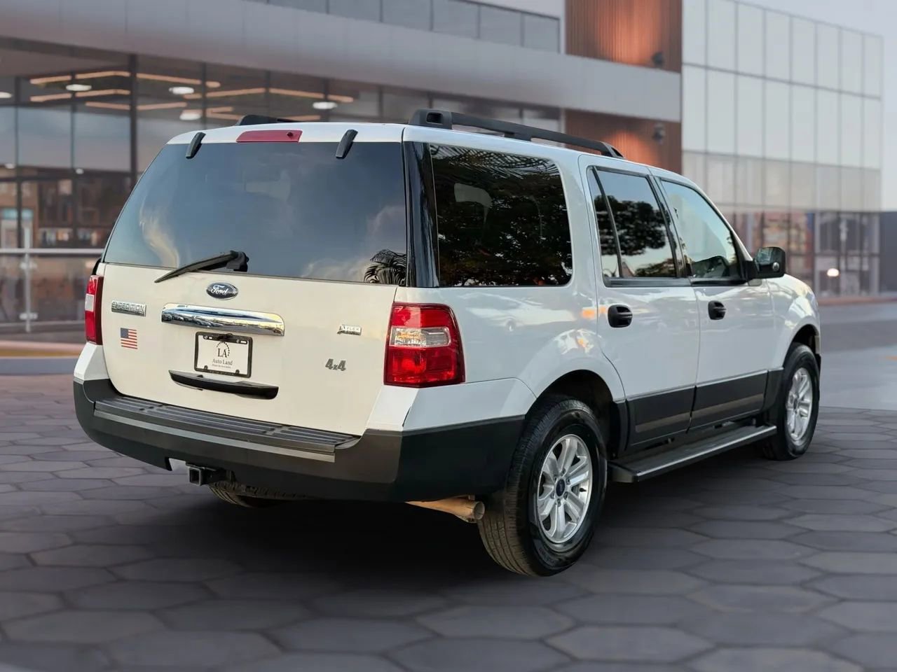 Used 2010 Ford Expedition XLT image 6