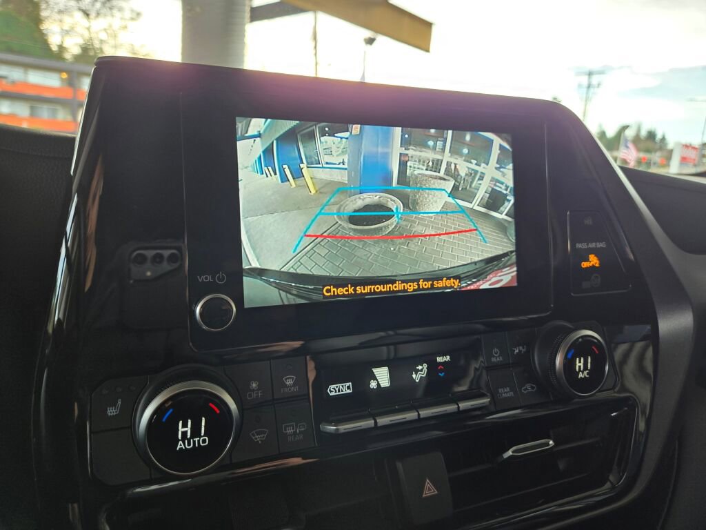 Used 2023 Toyota Highlander XLE image 14