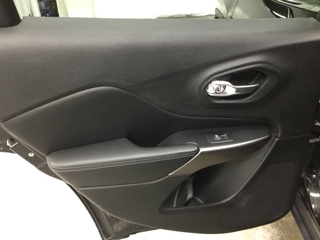 Used 2019 Jeep Cherokee Limited AWD/4WD image 28