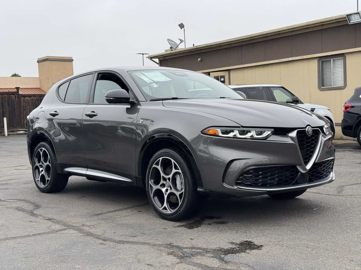 Used 2024 Alfa Romeo Tonale Ti w/ Premium Interior Package AWD/4WD image 4