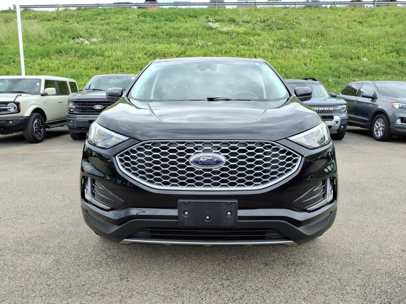 Certified 2024 Ford Edge SEL w/ Convenience Package AWD/4WD image 2