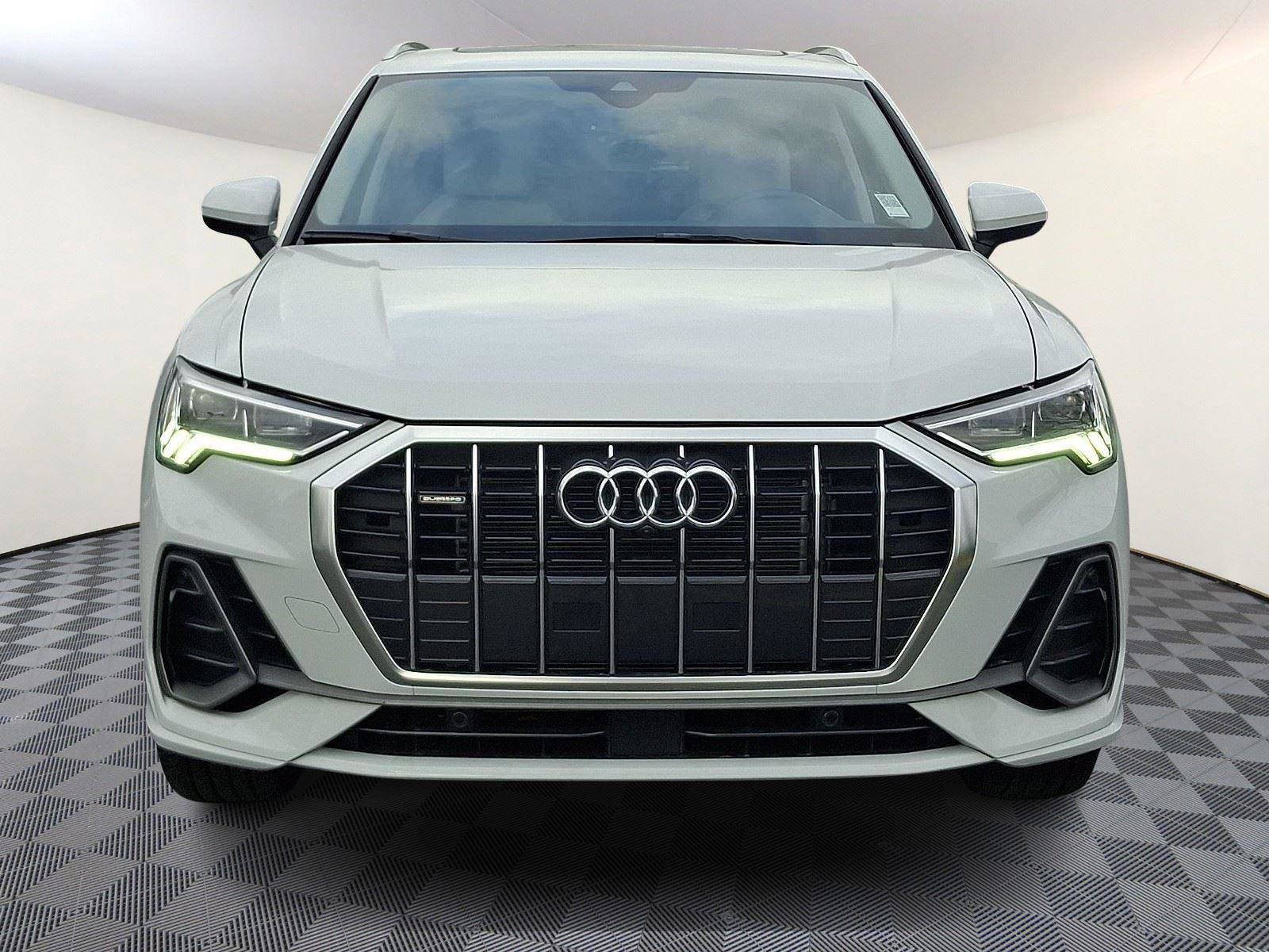 Used 2025 Audi Q3 2.0T Premium Plus w/ Premium Plus Package image 2