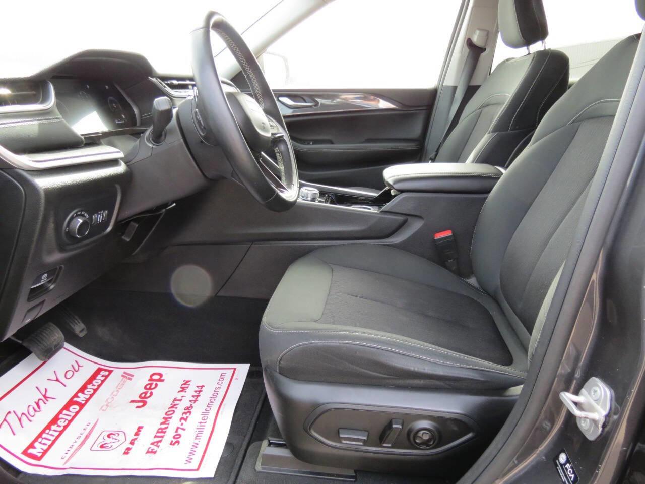 Used 2022 Jeep Grand Cherokee Laredo w/ Luxury Tech Group I image 9