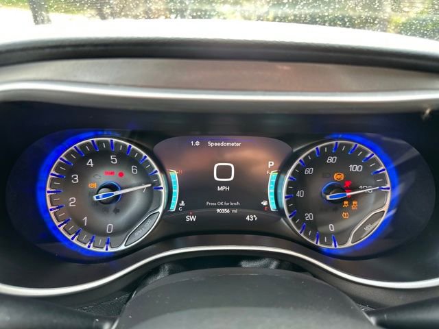 Used 2024 Chrysler Pacifica Touring-L image 32