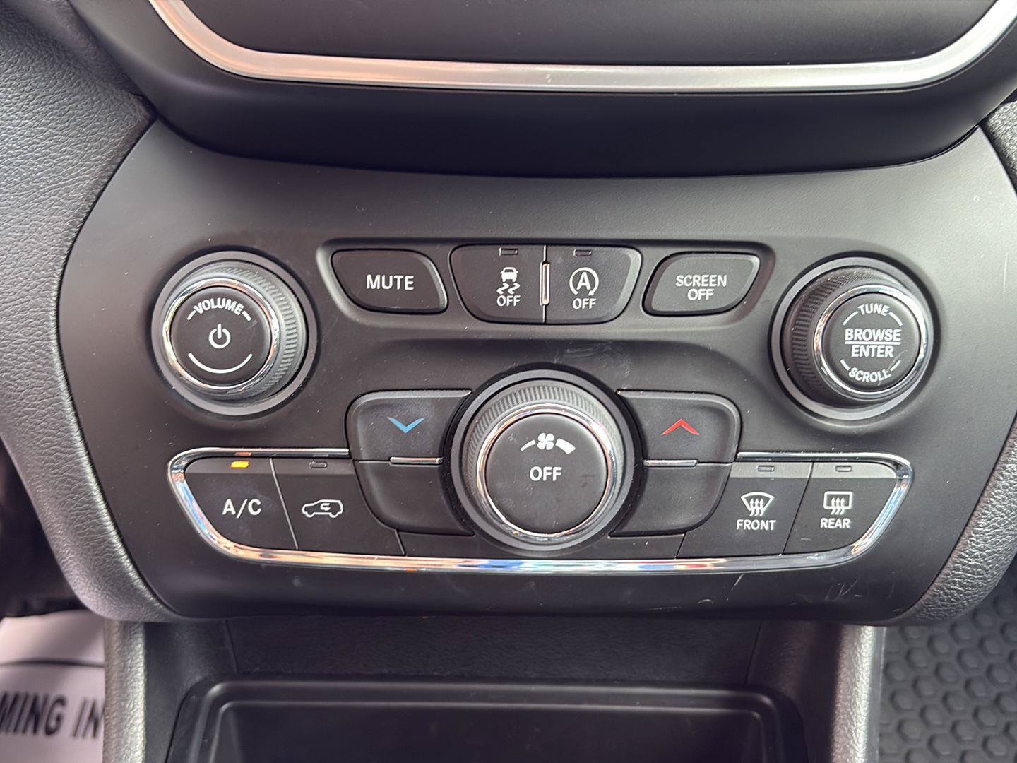 Used 2019 Jeep Cherokee Latitude w/ Cold Weather Group AWD/4WD image 16