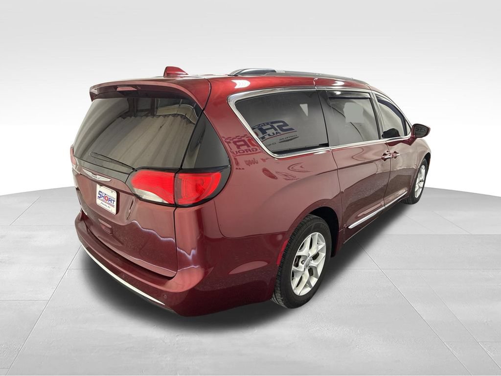 Used 2017 Chrysler Pacifica Touring-L w/ Tire & Wheel Group FWD image 4