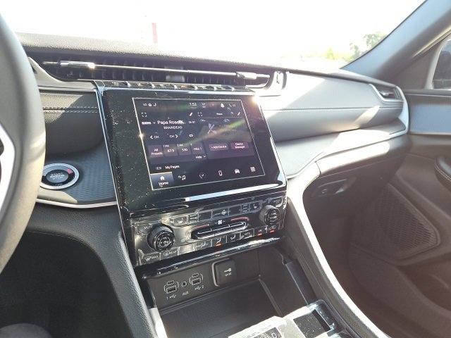 New 2025 Jeep Grand Cherokee Altitude image 36