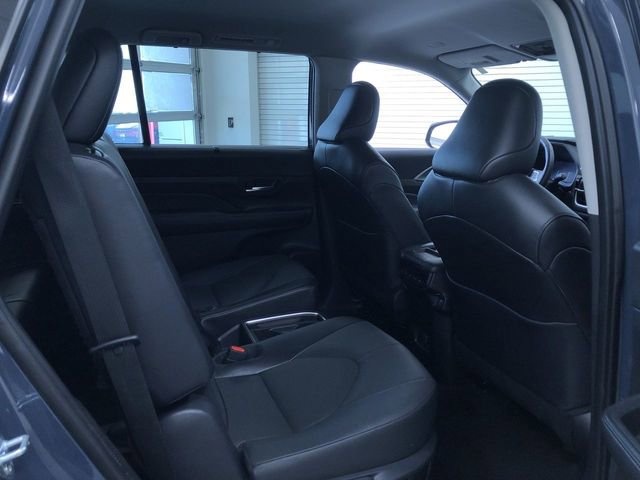 Used 2025 Toyota Grand Highlander AWD image 23