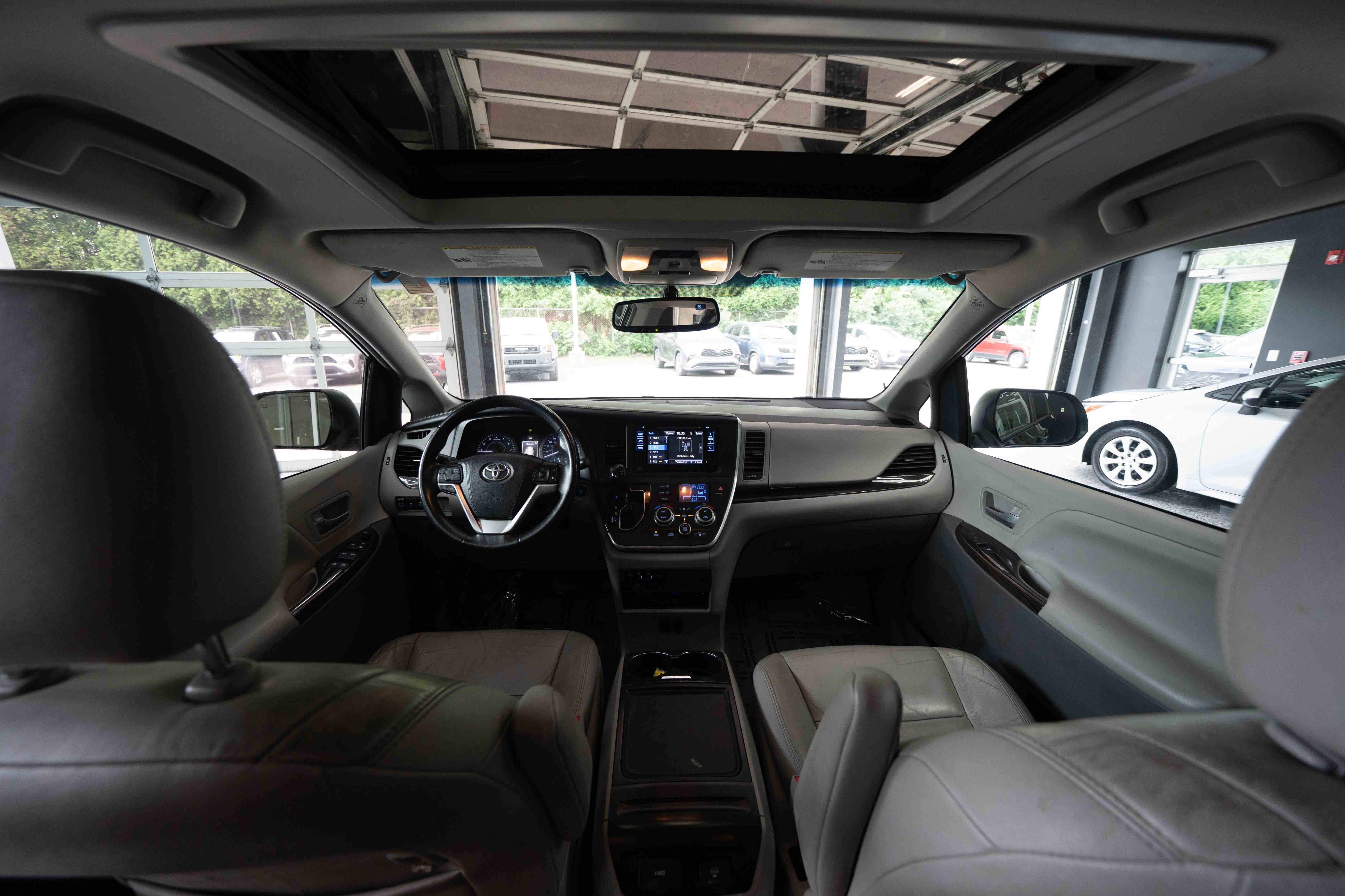 Used 2017 Toyota Sienna XLE Premium FWD image 19