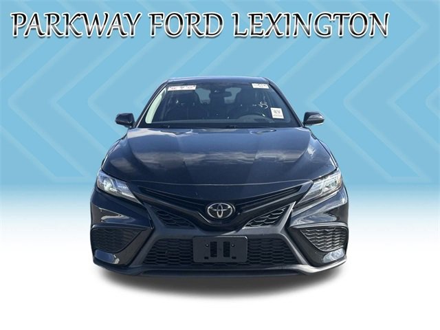 Used 2022 Toyota Camry SE image 2