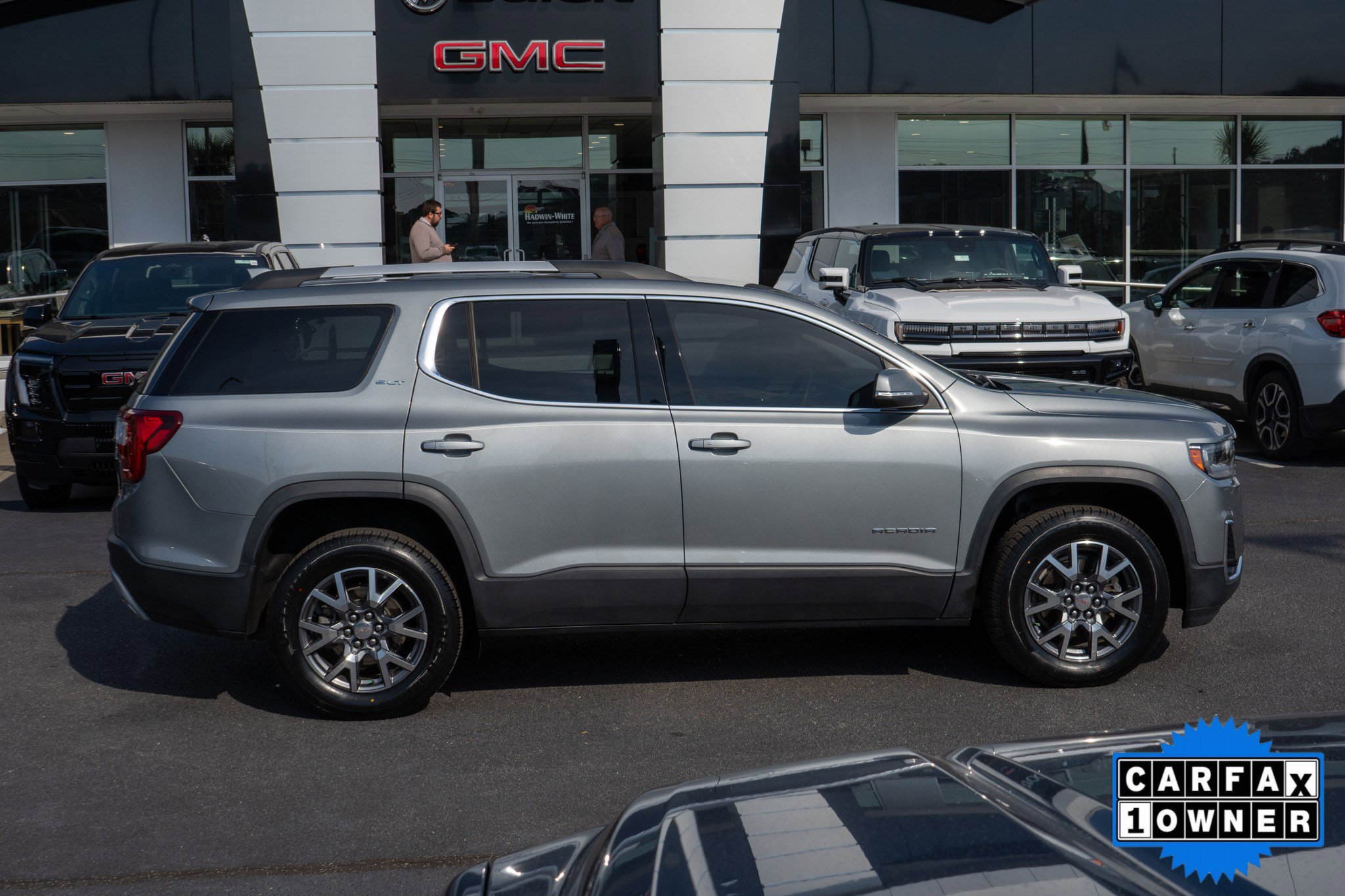 Used 2023 GMC Acadia SLT image 2