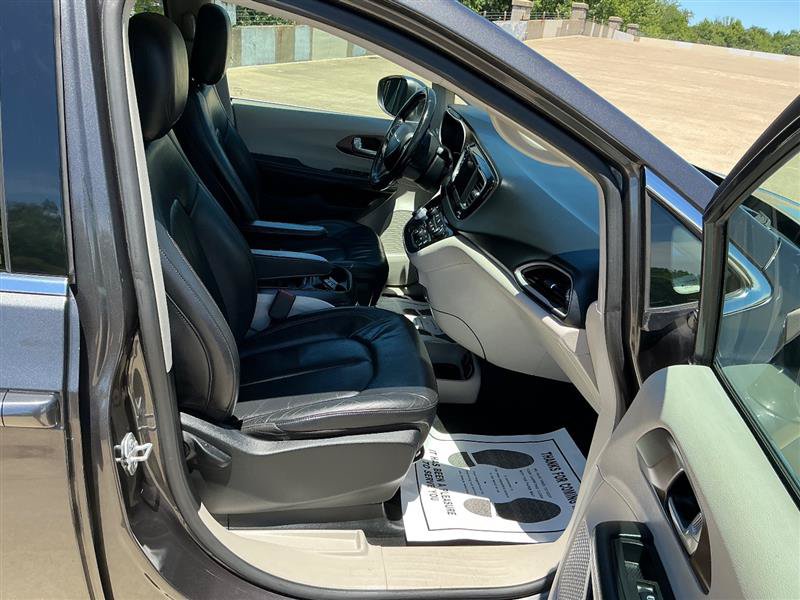 Used 2018 Chrysler Pacifica Touring-L FWD image 36