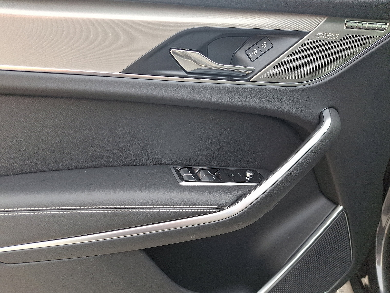 New 2026 Jaguar F-PACE R-Dynamic S image 10