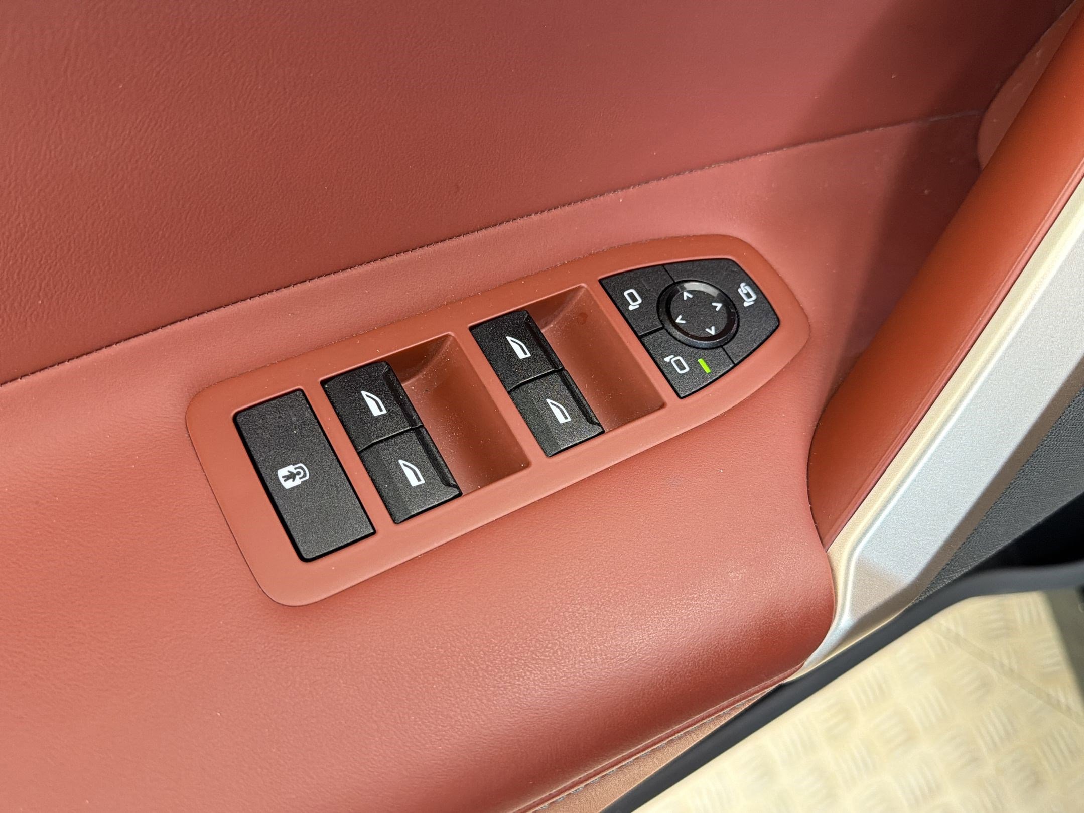 Used 2025 BMW iX xDrive50 w/ Premium Package image 13