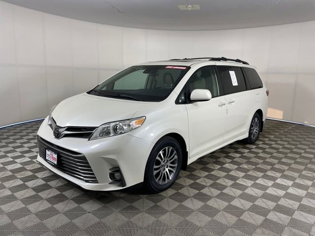 Used 2020 Toyota Sienna XLE w/ XLE Navigation Package FWD image 1