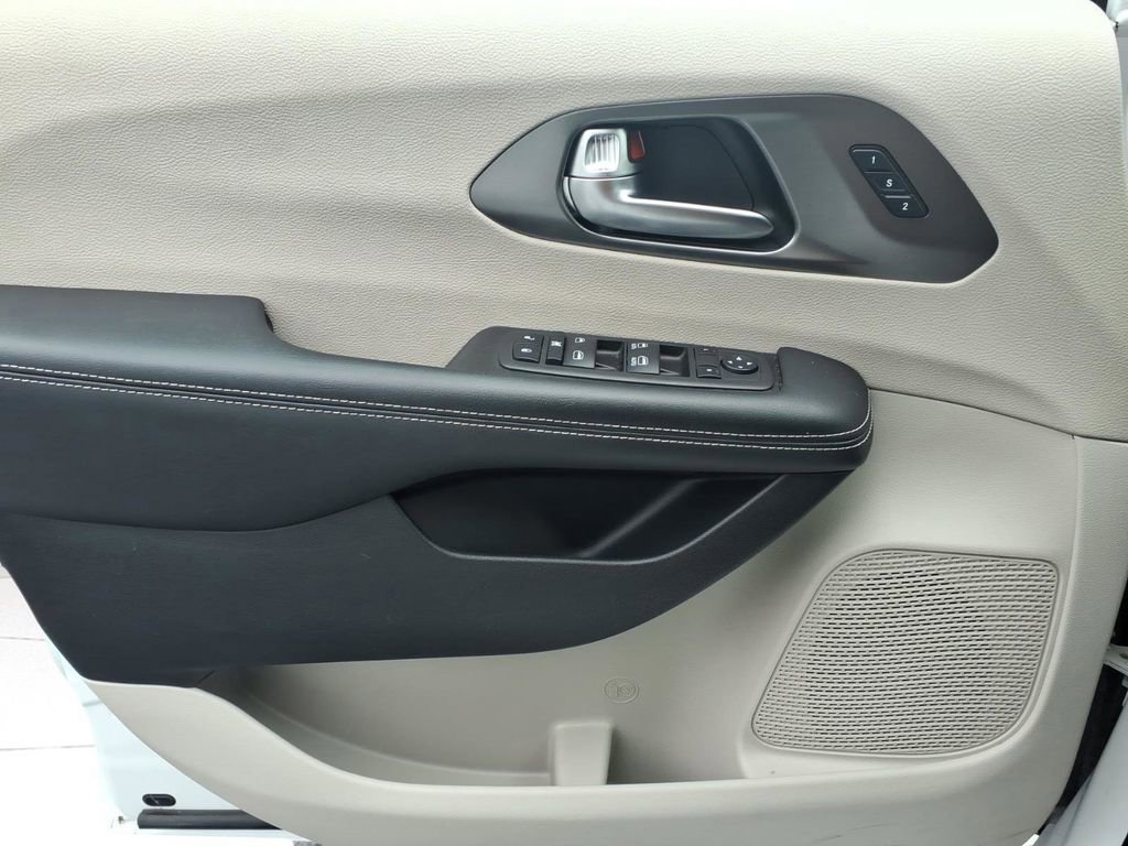Used 2023 Chrysler Pacifica Touring-L FWD image 18