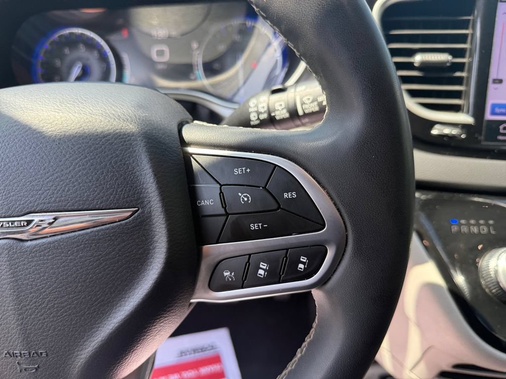 Certified 2024 Chrysler Pacifica Touring-L FWD image 32