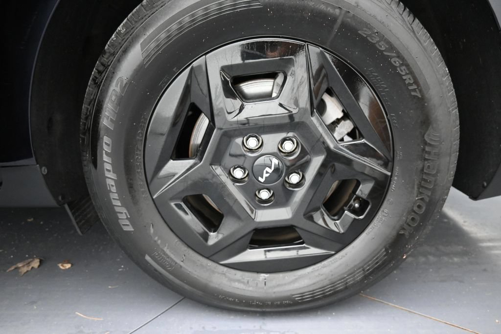 Used 2025 Kia Carnival FWD image 32