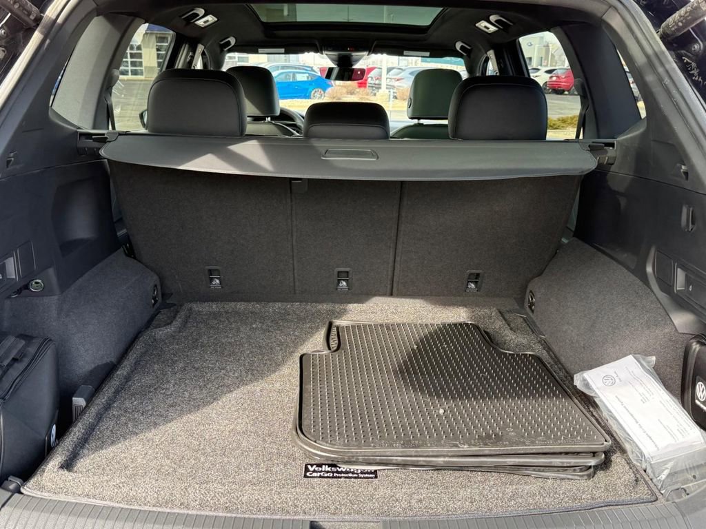 Certified 2022 Volkswagen Tiguan SEL R-Line image 5